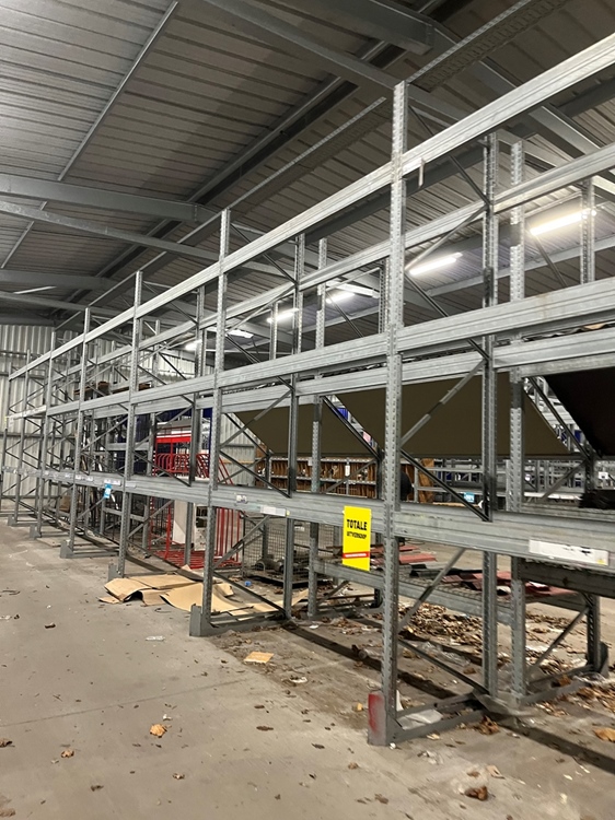 Gegalvaniseerde palletstelling Stow NP 4,5m hoog met liggers van 2,7m lang.
