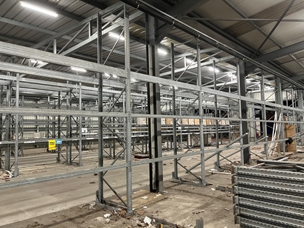 Gegalvaniseerde palletstelling Stow NP 4,5m hoog met liggers van 2,7m lang.